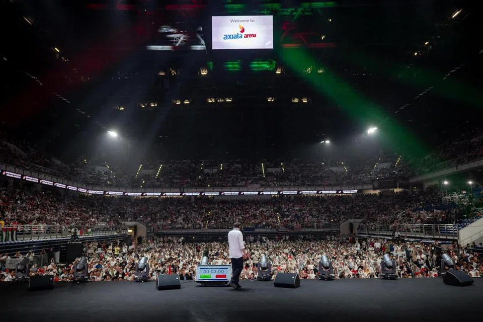 SOLIDARITI PALESTIN: Perdana Menteri Malaysia, Datuk Seri Anwar Ibrahim, ketika berucap pada Himpunan Malaysia Bersama Palestin di Axiata Arena Bukit Jalil, Kuala Lumpur, pada Selasa malam, bertegas Malaysia tidak berkompromi dengan kekejaman Zionis Israel menzalimi rakyat Palestin.