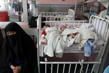 TIDAK BERPERIKEMANUSIAAN: Bayi-bayi ini kehilangan ibu mereka akibat serangan pengganas di hospital bersalin di Kabul, Afghanistan, semalam.