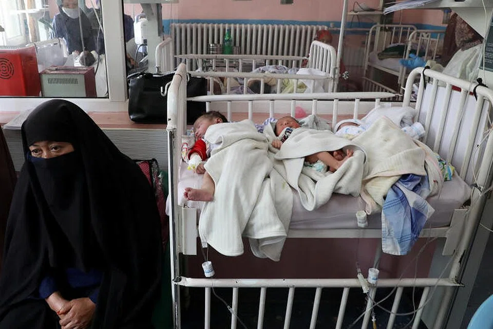 TIDAK BERPERIKEMANUSIAAN: Bayi-bayi ini kehilangan ibu mereka akibat serangan pengganas di hospital bersalin di Kabul, Afghanistan, semalam.