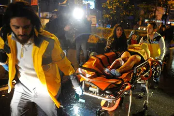 CEDERA: Seorang wanita yang cedera dalam serangan di sebuah kelab malam di Istanbul dibawa ke Ambulans yang sedang menanti untuk membawanya ke hospital. - Foto REUTERS