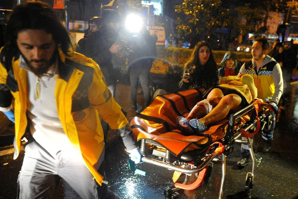 CEDERA: Seorang wanita yang cedera dalam serangan di sebuah kelab malam di Istanbul dibawa ke Ambulans yang sedang menanti untuk membawanya ke hospital. - Foto REUTERS