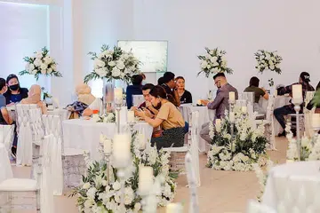 PATUH PERATURAN: Pemilik Wedding By LQ, Encik Sufandi Ahmad, berkata pihaknya berusaha memastikan majlis yang dianjurkan mematuhi Langkah Pengurusan Selamat sebaik mungkin. - Foto Wedding By LQ