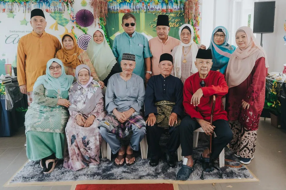 Cik Rohani Paei (berdiri dua dari kanan) mempunyai tradisi menyambut Hari Raya bersama keluarga besarnya. (Berdiri dari kiri) Encik Shukor Hassan, Cik Salbiah Paei, Cik Zaiton Paei, Encik Ismail Ali, Encik Abdul Manan Paei, Cik Mashitah Wansi, Cik Rohani Paei, Cik Munah Paei dan (dari kiri, duduk) Cik Kaminah Paei, Cik Rugaiah Paei, Encik Ahmad Paei, Encik Abdul Wahab Paei dan Encik Warti Paidi di kolong Blok 894C, Woodlands Drive 50.