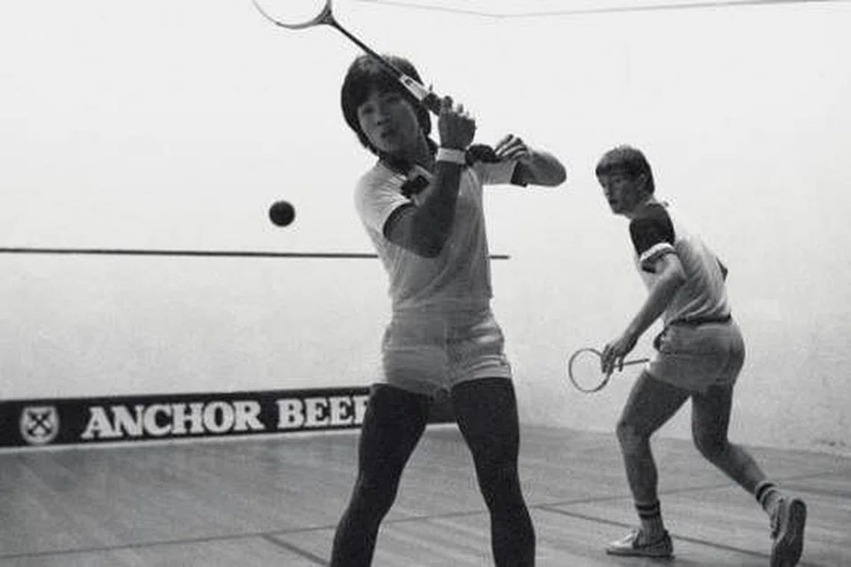 KENANGAN MANIS: Zainal (kiri) beraksi cemerlang semasa menundukkan pemain ke-24 terbaik dunia dari Australia, Ricki Hill, di Terbuka Singapura pada 1982. - Foto fail