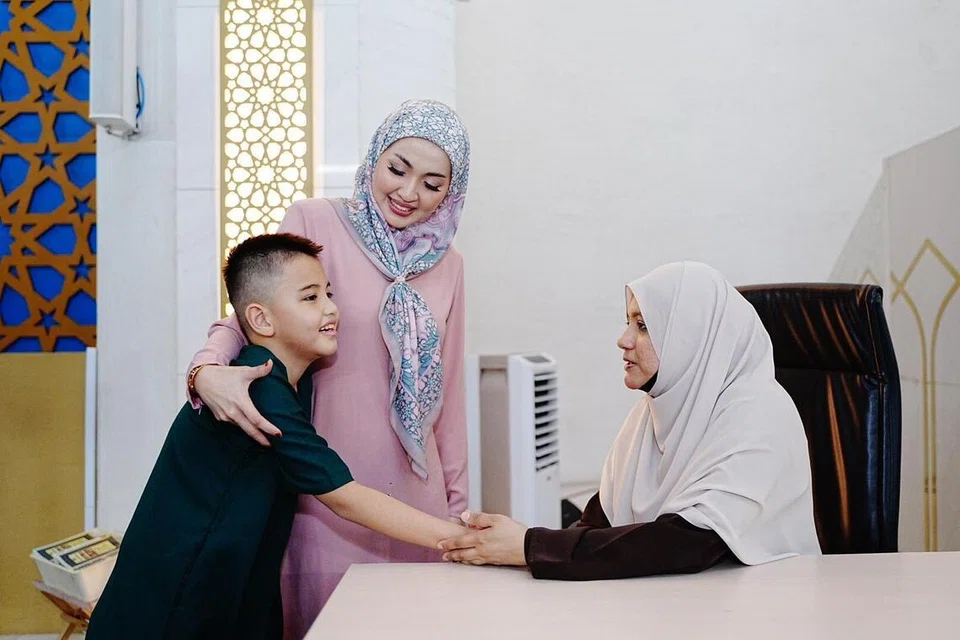 Cik Nurul (tengah) terharu apabila Ustazah Shameem Sultanah (kanan) menyuarakan sokongan terhadap kehadiran Aryan semasa kuliah agama di Masjid Darul Ghufran.
