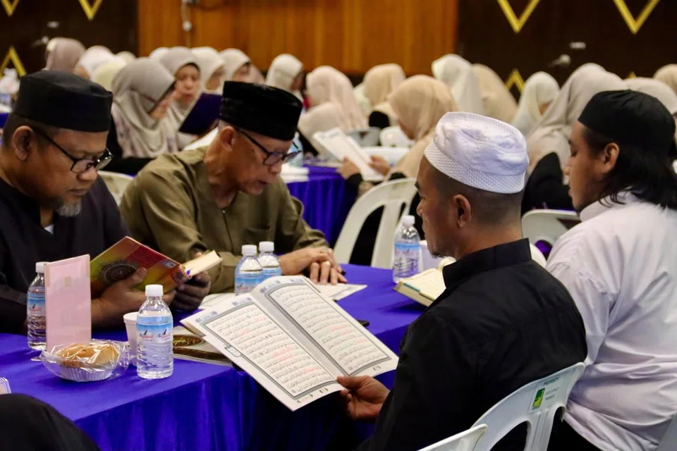 Antara yang hadir ialah jemaah Raudhatul Quran, peserta dan pembaca daripada kumpulan Nur Al-Quran Singapura daripada Masjid Hussain Sulaiman dan Masjid Hasanah.