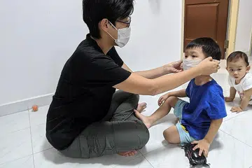 SIAP SEDIA: Ibu dua anak, Cik Mardiah Effendi, sudah menyiapkan pelitup muka untuk digunakan anak-anaknya jika keadaan jerebu di Singapura bertambah buruk. - Foto oleh ADLI AHMAD