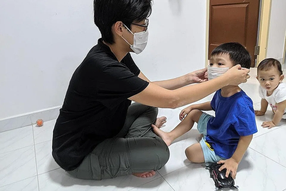 SIAP SEDIA: Ibu dua anak, Cik Mardiah Effendi, sudah menyiapkan pelitup muka untuk digunakan anak-anaknya jika keadaan jerebu di Singapura bertambah buruk. - Foto oleh ADLI AHMAD