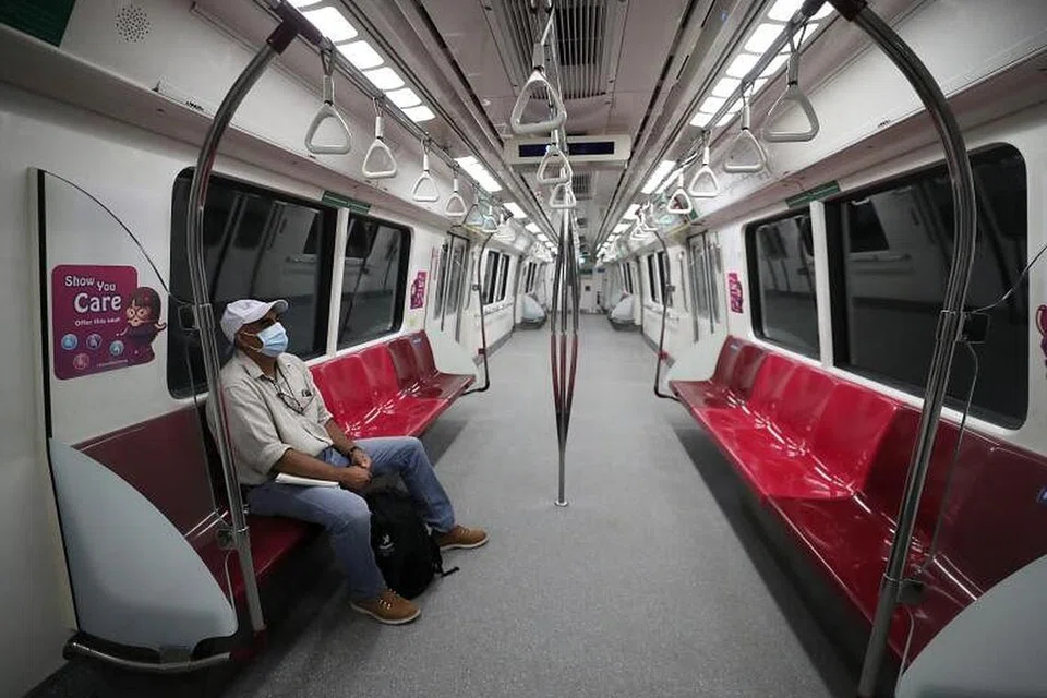 HAMPIR TIADA PENUMPANG: Memandangkan orang ramai berada di rumah, kereta api lengang. 