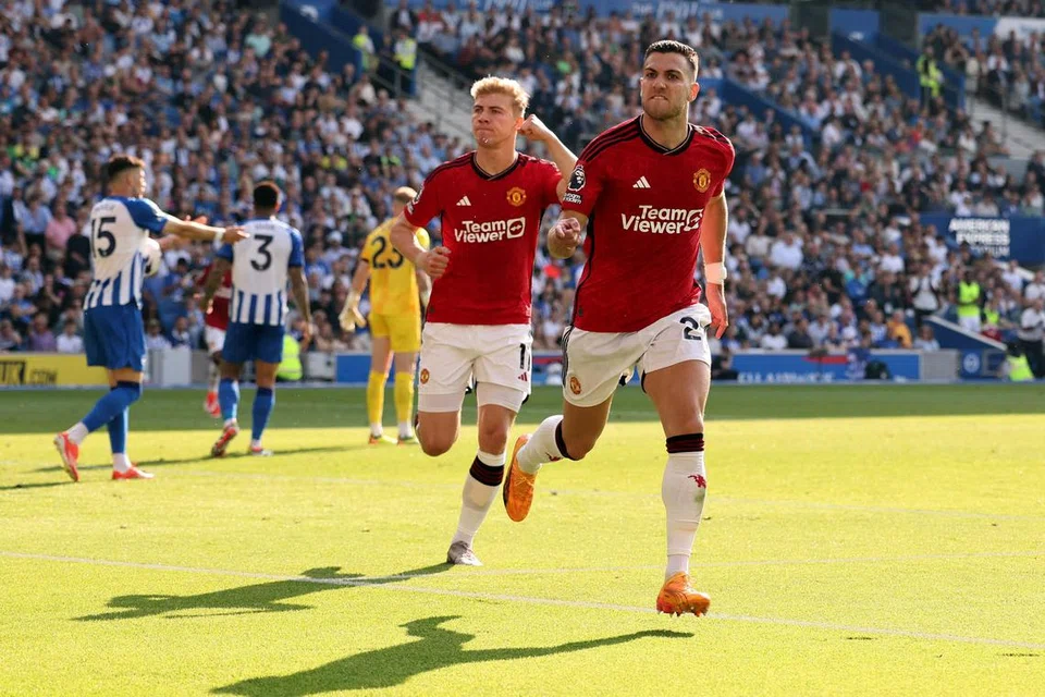Pemain pertahanan, Diogo Dalot (kanan), meraikan gol pertama Manchester United dalam perlawanan terakhir menentang Brighton & Hove Albion. Pemain muda seperti Diogo Dalot dan Rasmus Hojlund antara harapan masa depan United.