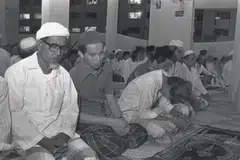 Sekumpulan jemaah bawah blok sedang menantikan solat tarawih di sebuah kolong blok di Singapura pada 1980. Solat tarawih di ruang sementara semasa Ramadan terus diadakan sehingga hari ini dengan sehingga 31 kariah yang berhubungan dengan masjid-masjid menawarkan sekitar 12,000 ruang sedemikian sepanjang Ramadan. 