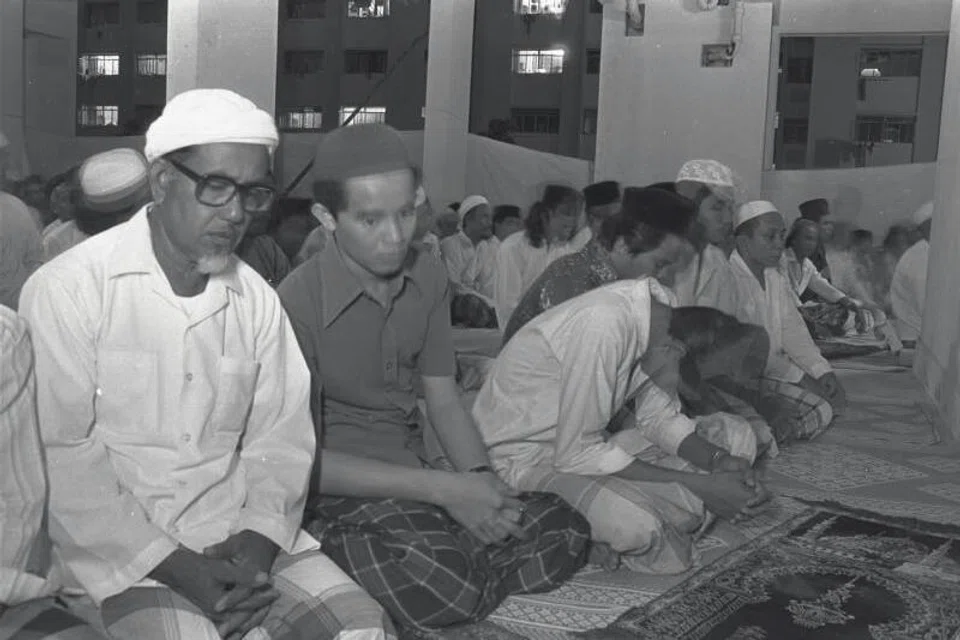 Sekumpulan jemaah bawah blok sedang menantikan solat tarawih di sebuah kolong blok di Singapura pada 1980. Solat tarawih di ruang sementara semasa Ramadan terus diadakan sehingga hari ini dengan sehingga 31 kariah yang berhubungan dengan masjid-masjid menawarkan sekitar 12,000 ruang sedemikian sepanjang Ramadan. 