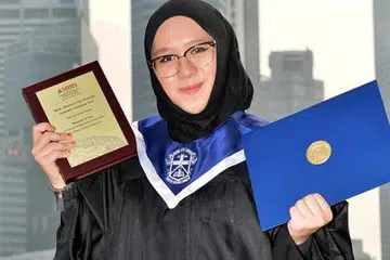 CIK NAZURAH: Meraih Sarjana Muda dalam Pengajian Liberal dengan tumpuan pada Komunikasi Massa dan memperolehi anugerah gangsa - Foto M.O. SALLEH