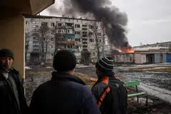 HADAPI SERANGAN RUSSIA: Beberapa penduduk tempatan melihat bangunan yang musnah di tengah-tengah serangan Russia ke atas Ukraine, di bandar Chasiv Yar, di wilayah Donetsk, Ukraine, pada 27 Februari lalu.