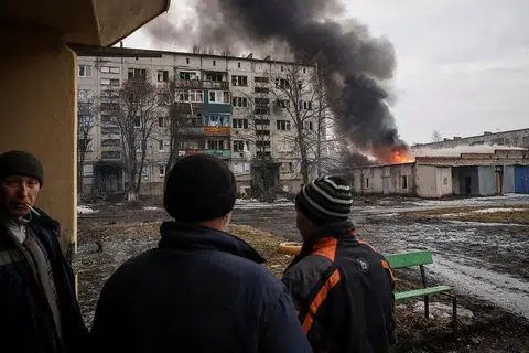 HADAPI SERANGAN RUSSIA: Beberapa penduduk tempatan melihat bangunan yang musnah di tengah-tengah serangan Russia ke atas Ukraine, di bandar Chasiv Yar, di wilayah Donetsk, Ukraine, pada 27 Februari lalu.
