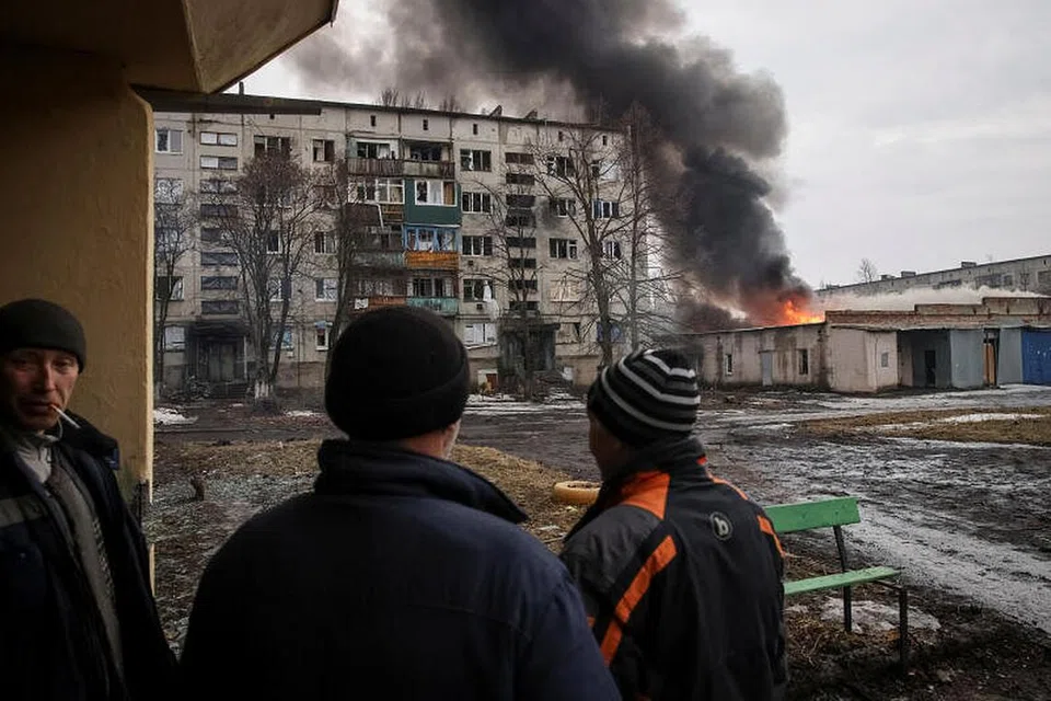 HADAPI SERANGAN RUSSIA: Beberapa penduduk tempatan melihat bangunan yang musnah di tengah-tengah serangan Russia ke atas Ukraine, di bandar Chasiv Yar, di wilayah Donetsk, Ukraine, pada 27 Februari lalu.