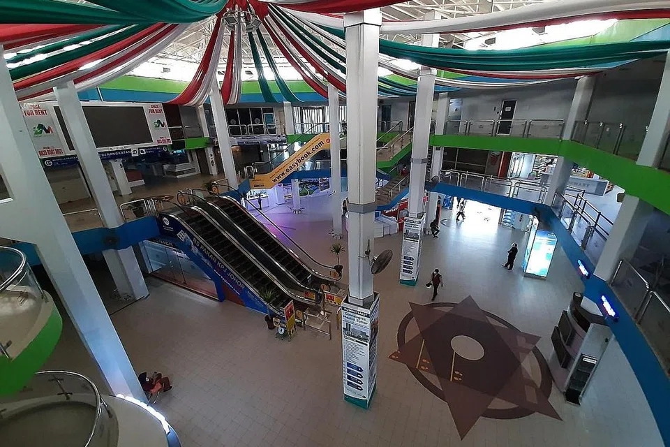 TERJEJAS DEK COVID-19: Gambar yang diambil tahun lalu menunjukkan kedai-kedai di terminal feri Batam Centre ditutup disebabkan pandemik Covid-19. - Foto fail