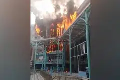 Foto dan video yang dikongsi di media sosial menunjukkan kepulan asap hitam dan api membakar salah satu bahagian bangunan tersebut.