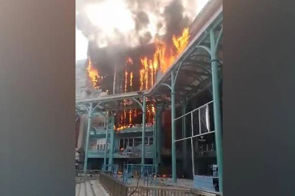 Foto dan video yang dikongsi di media sosial menunjukkan kepulan asap hitam dan api membakar salah satu bahagian bangunan tersebut.