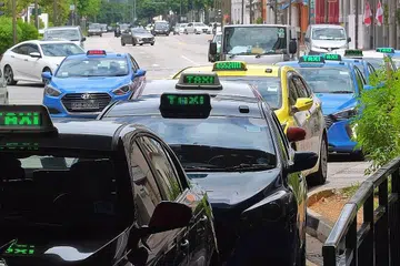 MASIH MENCABAR: Perlu beratur panjang. Semua drebar teksi meskipun tempoh pemutus litar sudah berakhir, penumpang masih kurang kerana ramai yang masih bekerja dari rumah dan jarang keluar untuk ke sana-sini. - Foto BH oleh GAVIN FOO