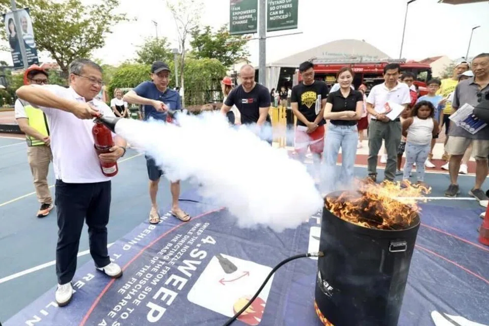 Menteri Undang-Undang merangkap Menteri Kedua (Ehwal Dalam Negeri), Encik Edwin Tong (kiri), berkata para penduduk perlu mengetahui apa yang harus dilakukan sekiranya berlaku kebakaran di kawasan perumahan.
