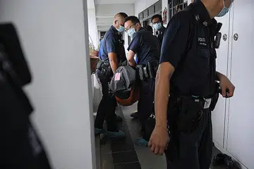 KECEDERAAN PADA TUBUH: Pegawai polis mendapati seorang lelaki berusia 67 tahun terbaring kaku dengan beberapa kecederaan di dalam flat itu. - Foto BH oleh MARK CHEONG