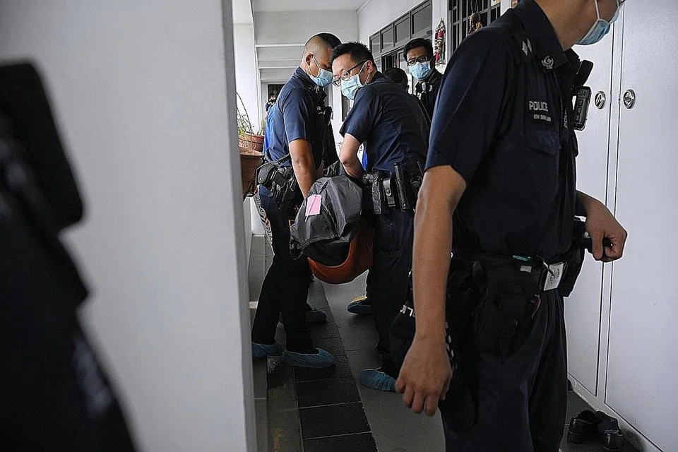 KECEDERAAN PADA TUBUH: Pegawai polis mendapati seorang lelaki berusia 67 tahun terbaring kaku dengan beberapa kecederaan di dalam flat itu. - Foto BH oleh MARK CHEONG