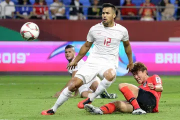 KEMENANGAN TIPIS: Pemain Filipina, Stephan Palla (tengah) bersaing dengan pemain Korea Selatan, Hwang Ui-jo (kanan) pada perlawanan Piala Asia di Dubai. Hwang Ui-jo menjadi wira pasukan selepas berjaya menjaringkan gol tunggal pasukannya. - Foto EPA-EFE