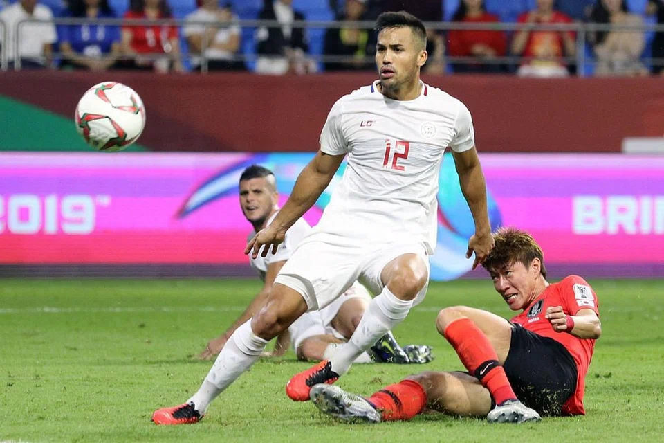 KEMENANGAN TIPIS: Pemain Filipina, Stephan Palla (tengah) bersaing dengan pemain Korea Selatan, Hwang Ui-jo (kanan) pada perlawanan Piala Asia di Dubai. Hwang Ui-jo menjadi wira pasukan selepas berjaya menjaringkan gol tunggal pasukannya. - Foto EPA-EFE