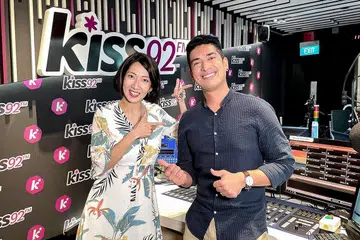 PENGALAMAN BARU: Pelakon Jo Tan (kiri) akan membawa peranan baru sebagai deejay rancangan pagi Kiss92 FM, 'Wake Up and Go With Div & Jo', bersama Divian Nair. - Foto SPH RADIO