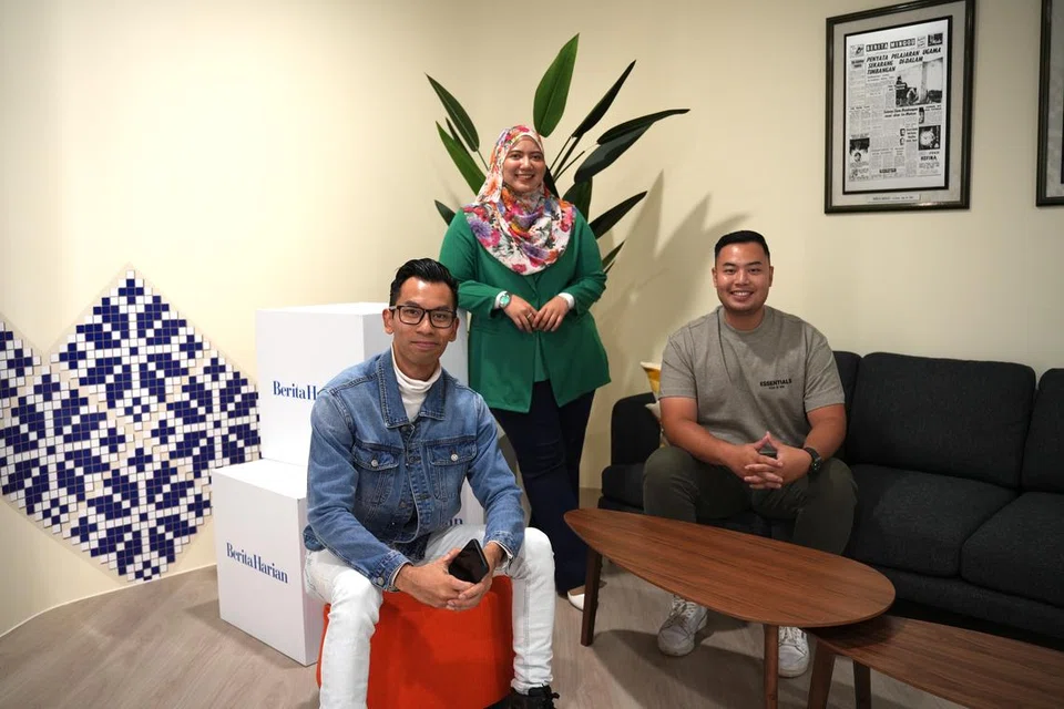 (Dari kiri) Encik Muhammad Rizal Rashid, Cik Amalina Abdul Nasir dan Encik Lee Syafiq Muhd Ridzuan Lee, berkongsi pengalaman mereka berusaha untuk mencapai kecemerlangan dalam industri yang berbeza dalam siri podcast BH, No Tapis.