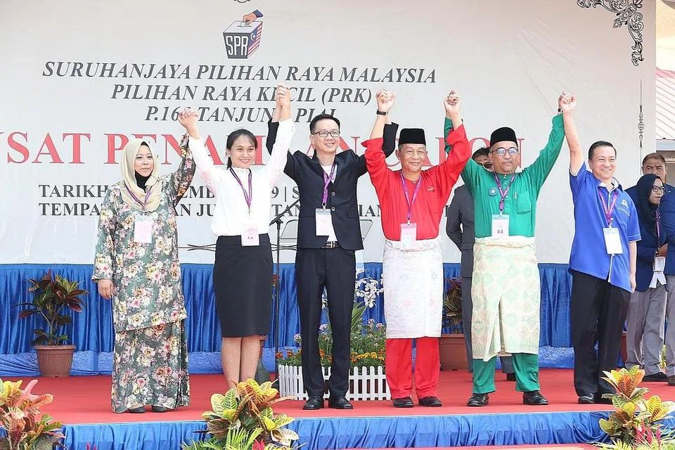 PERTANDINGAN LIMA PENJURU: Calon pilihan raya kecil Tanjung Piai terdiri daripada (dari kiri) calon bebas Cik Faridah Aryani Abdul Ghaffar; calon Gerakan Cik Wendy Subramaniam; calon bebas Encik Ang Chuan Lock; calon Pakatan Harapan Encik Karmaine Sardini; calon Berjasa Encik Badhrulhisham Abdul Aziz dan calon Barisan Nasional, Datuk Wee Jeck Seng. - Foto CMG