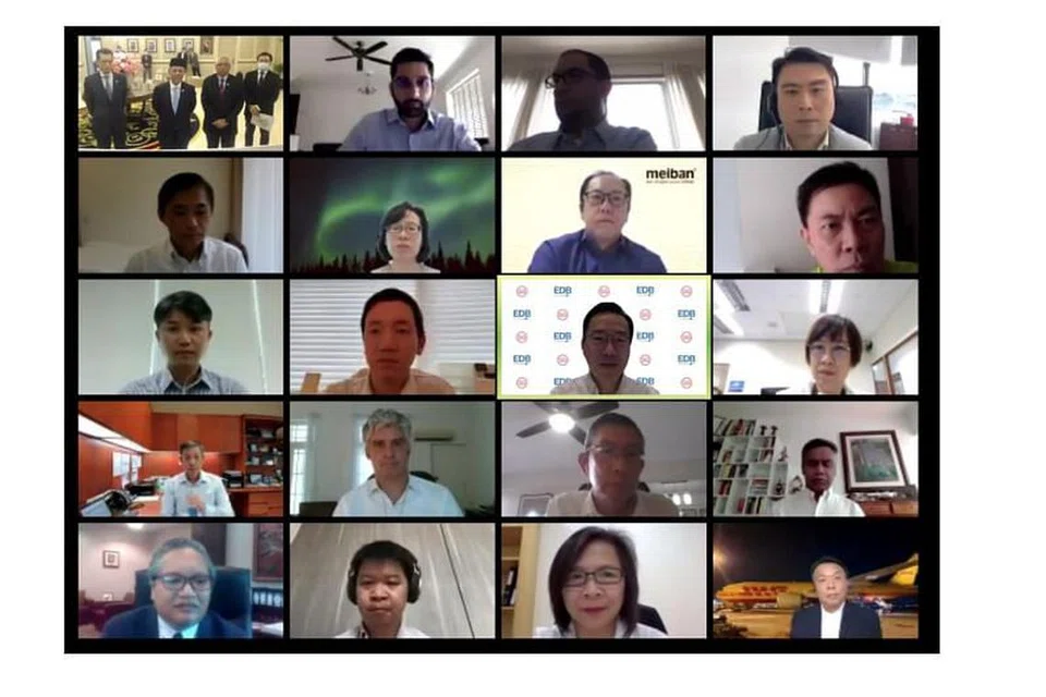 USAHA MURNI: Sebanyak 19 syarikat - 18 daripadanya beroperasi di Johor - bekerjasama dengan Lembaga Pembangunan Ekonomi (EDB) Singapura untuk menderma sejumlah 100,000 pelitup topeng KN95 dan lima tan pembersih tangan kepada Kerajaan Negeri Johor.