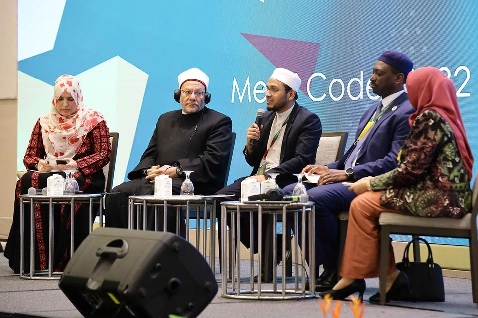 Mufti Dr Nazirudin Mohd Nasir (tengah) dan Mufti Besar Mesir, Dr Shawki Ibrahim Abdel-Karim Allam (dua dari kiri), dalam salah satu panel semasa persidangan baru-baru ini. 