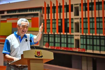 TEMPAT ISTIMEWA: Perdana Menteri Lee Hsien Loong, yang membuka Kelab Masyarakat Teck Ghee yang dipertingkat secara rasmi semalam, berkata kelab masyarakat memainkan peranan istimewa di Singapura dan ia tempat bagi penduduk berkumpul dan membina hubungan sebagai satu masyarakat. - Foto BH oleh LIM YAOHUI