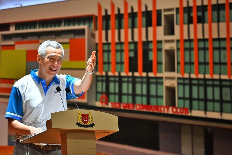 TEMPAT ISTIMEWA: Perdana Menteri Lee Hsien Loong, yang membuka Kelab Masyarakat Teck Ghee yang dipertingkat secara rasmi semalam, berkata kelab masyarakat memainkan peranan istimewa di Singapura dan ia tempat bagi penduduk berkumpul dan membina hubungan sebagai satu masyarakat. - Foto BH oleh LIM YAOHUI