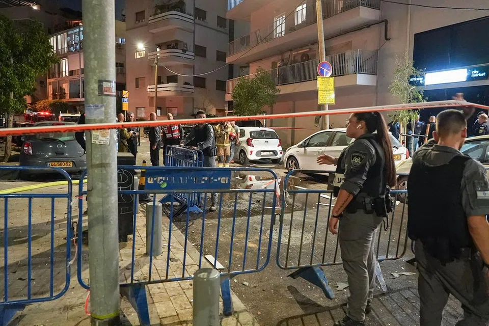 Para pegawai keselamatan Israel menyiasat kejadian letupan akibat serangan di Tel Aviv pada awal pagi 19 Julai. Tujuh orang dilaporkan cedera ringan.