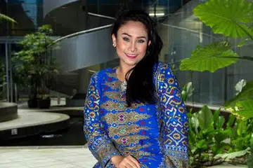 DI BELAKANG TABIR PROGRAM REALITI: Lynn Malik kini selesa menjadi 'orang tengah' yang menyelaras wakil Singapura ke program pencarian bakat serantau seperti D'Academy Asia dan program motivasi Aksi Asia. - Foto ZALEHA ABDUL KADER