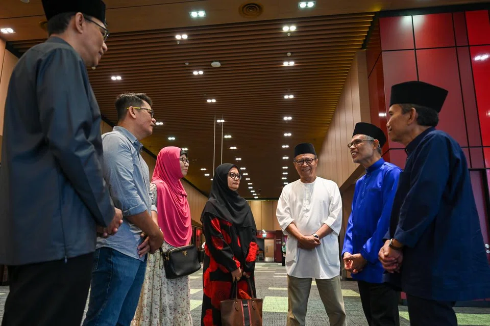 LAKSANAKAN IBADAH: Menteri Bertanggungjawab bagi Ehwal Masyarakat Islam, Encik Masagos Zulkifli Masagos Mohamad (dua dari kanan), Presiden Majlis Ugama Islam Singapura (Muis), Encik Mohamed Sa’at Abdul Rahman (paling kanan) dan Ketua Eksekutif Muis, Encik Kadir Maideen (paling kiri) berinteraksi dengan jemaah haji (dari kiri) Encik Zulkhairi Abu Bakar, Cik Siti Aisah Mohamed Yusop, Cik Norsinah Hamid dan Encik Abdul Malik Abdul Latiff di Max Atria pada Sabtu.