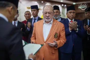 Yang di-Pertuan Agong Malaysia, Sultan Ibrahim (tengah) mengaminkan doa sebelum berlepas ke luar negara dari Pangkalan Tentera Udara Diraja Malaysia (TUDM) Subang, Selangor, pada 7 Februari, untuk menerima rawatan.