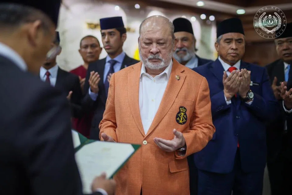 Yang di-Pertuan Agong Malaysia, Sultan Ibrahim (tengah) mengaminkan doa sebelum berlepas ke luar negara dari Pangkalan Tentera Udara Diraja Malaysia (TUDM) Subang, Selangor, pada 7 Februari, untuk menerima rawatan.