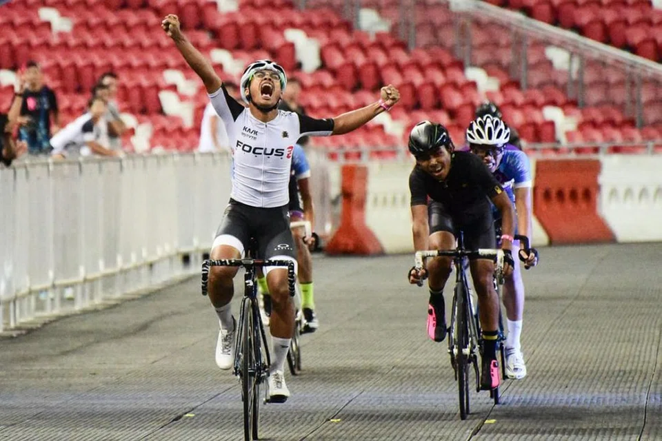 WAJAH YANG MENANG... DAN YANG KALAH: Para penunggang basikal berentap dalam perlumbaan basikal 'criterium' Holycrit X pada Februari lalu, sempena hujung minggu pelbagai sukan di Hab Sukan. - Foto HAB SUKAN SINGAPURA 