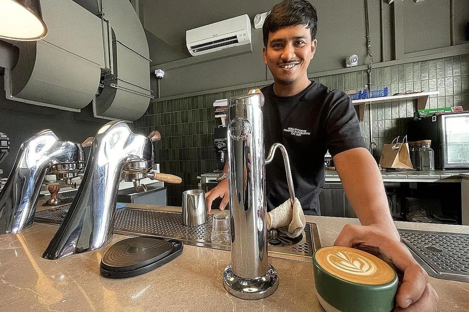 KOPI 'SEDAP': Pemilik kafe State of Affairs di Upper Thomson Road, Encik Fahmi Zailani menawarkan harga yang berpatutan untuk secawan kopi 'batch brew' bagi pelanggan yang datang ke kafenya pada waktu pagi, setiap hari biasa. - - Foto BM oleh FAKHRURADZI ISMAIL