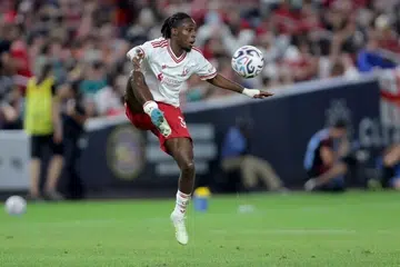 Pemain pertahanan Liverpool FC, Jeremie Frimpong, mengawal bola pada separuh masa kedua ketika menentang Wrexham AFC di Stadium Yankee, New York, Amerika Syarikat, pada 29 Julai 2026.