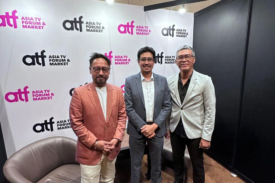 HASILKAN FILEM P. RAMLEE: (Dari kiri) Penerbit eksekutif, Dato’ Khairul Anwar Salleh; Ketua Pegawai Eksekutif Perbadanan Kemajuan Filem Nasional Malaysia, Dato’ Azmir Saifuddin Mutalib; dan Pengarah dan penulis skrip, Encik Adlin Aman Ramlie, di Forum TV Asia 2023 yang berlangsung di Pusat Konvensyen dan Ekspo Sands pada 6 Disember.