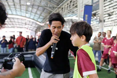 Pengasas, Technical Football Training , Mohammad Azri Majilan (kiri) memberi peluang kepada pemain muda mempamerkan bakat mereka.