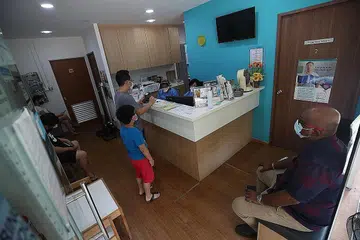 JUMLAH PESAKIT MENINGKAT: Klinik Keluarga Crossroads yang terletak di Tampines menyaksikan jumlah pesakit meningkat sekurang-kurangnya 50 peratus dalam tempoh sebulan lalu berbanding sebelum itu. - Foto BH oleh TIMOTHY DAVID