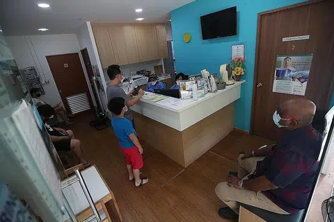 JUMLAH PESAKIT MENINGKAT: Klinik Keluarga Crossroads yang terletak di Tampines menyaksikan jumlah pesakit meningkat sekurang-kurangnya 50 peratus dalam tempoh sebulan lalu berbanding sebelum itu. - Foto BH oleh TIMOTHY DAVID