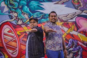 DEKATI ISU MURUNG: Flique Mohamad (kiri) dan Erwin Purnama menghasilkan lagu 'Sedar' sebagai mencetus kesedaran ramai mengenai masalah kemurungan yang kadangkala wujud tetapi tidak dikesan individu yang mengalaminya. - Foto BH oleh NUR DIYANA TAHA