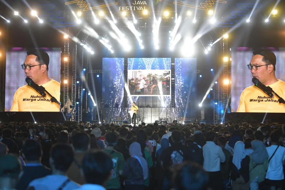 UMUM BERSARA: Encik Ridwan Kamil mengucapkan selamat tinggal kepada penyokongnya semasa mengumumkan hasrat mengosongkan pejabat Gabenor Jawa Barat dalam suasana sebak ketika pesta muzik pada Ahad di Bandung.